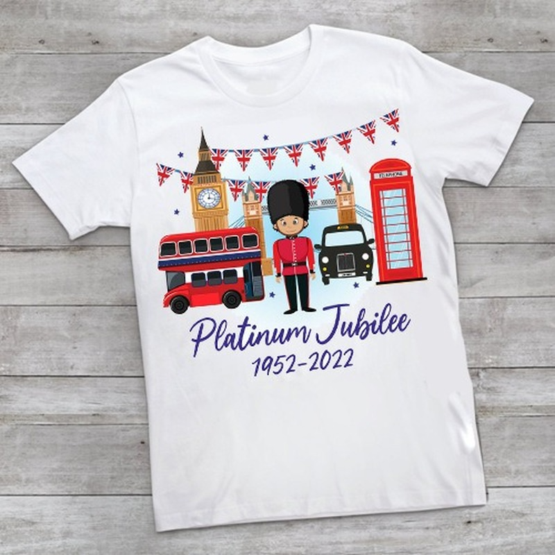 Inspired By Queen 'S Platinum Jubilee 2022 Elizabeth 70 Years T-shirt Printed Round Neck Short Sleeve T-shirt