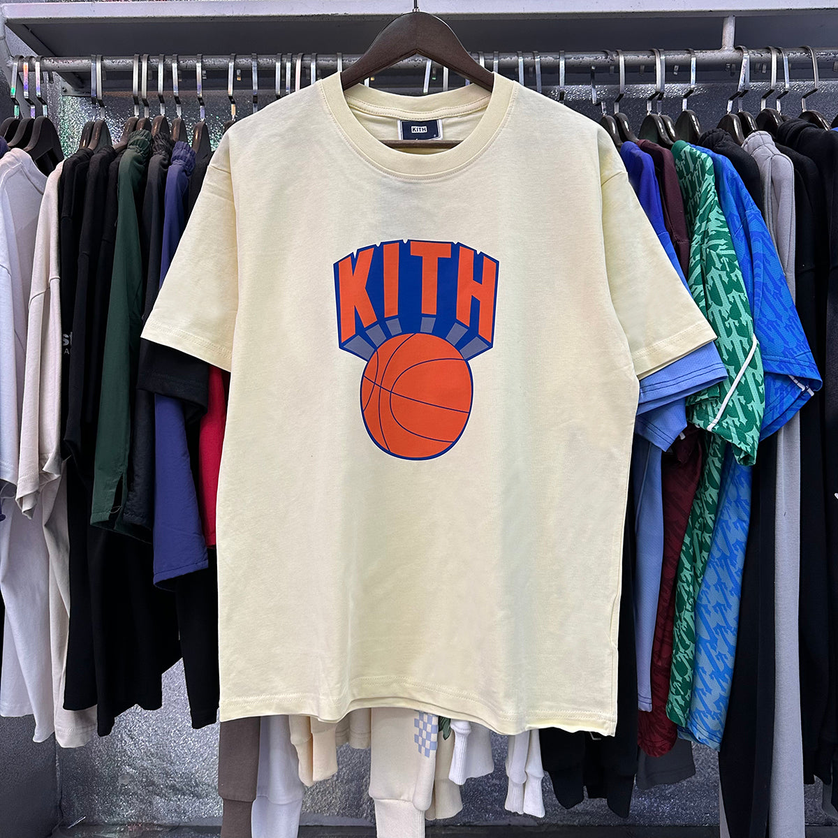 Kith T-Shirt KITH New York Knicks Joint Basketball Print